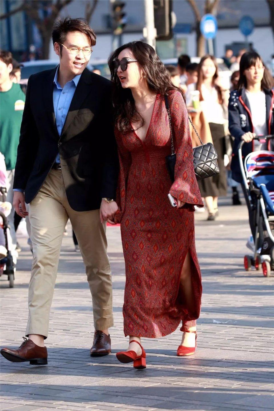 街拍:身材丰腴圆润，身姿迷人的成熟美女