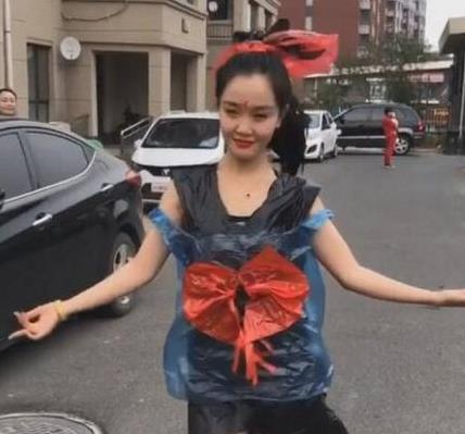 路上走来一个穿着“拉风”的女子，当看清楚她身上的东西，却让人