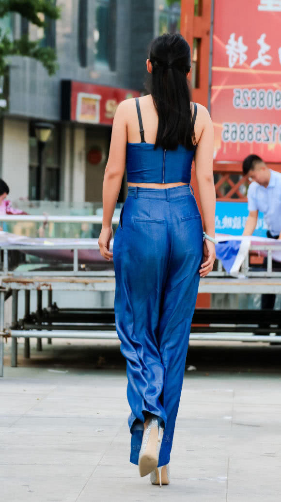 成熟小姐姐穿蓝色吊带裹出挺拔圆润的上围，浑身散发的风情挡不住