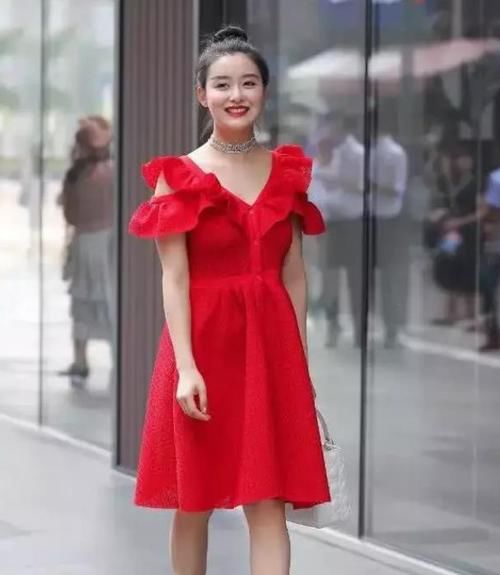  【气质】街拍：面带笑容的小姐姐，一件红色的连衣裙，时尚清新气质美