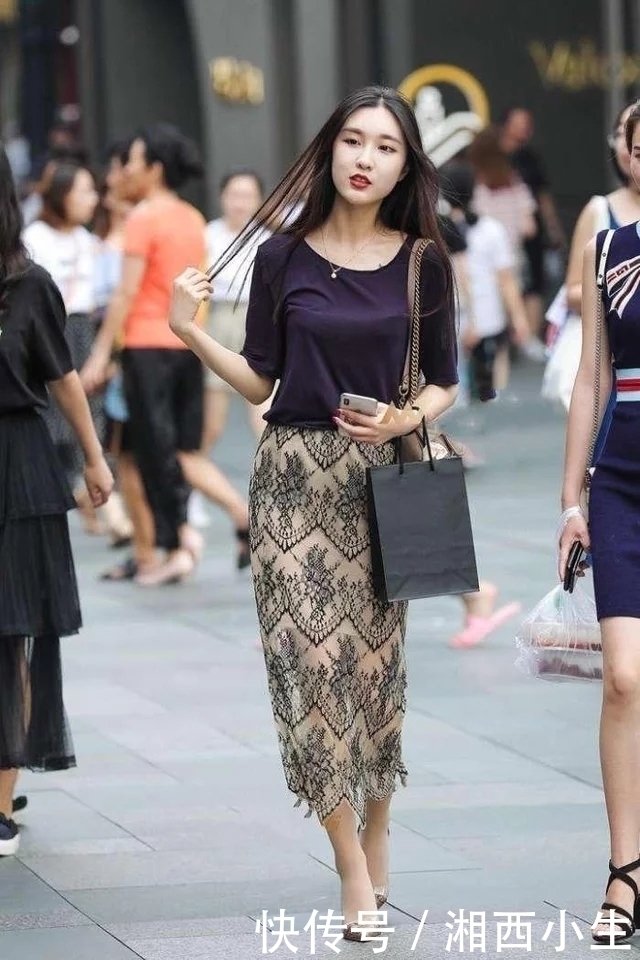 街拍：清新秀气的长发美女，紫色T恤搭配印花半身裙，优雅迷人！