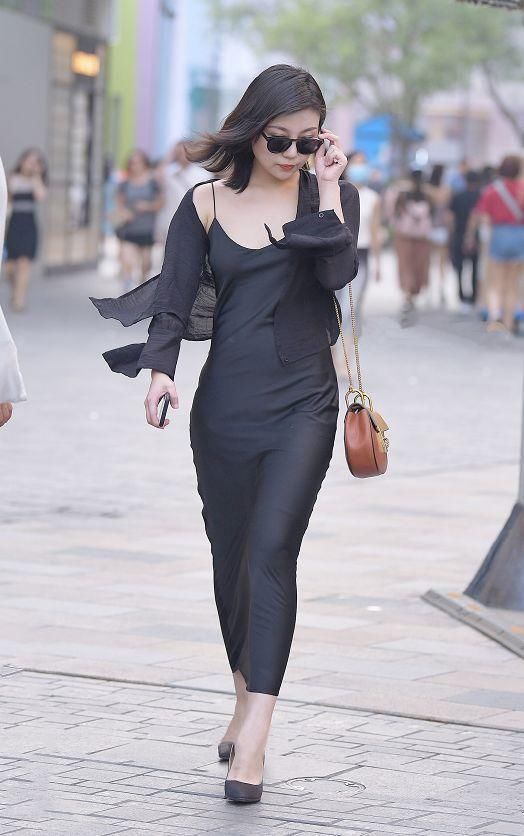 街拍:紧身裙是美女的杀手锏，美腿小蛮腰，十分迷人