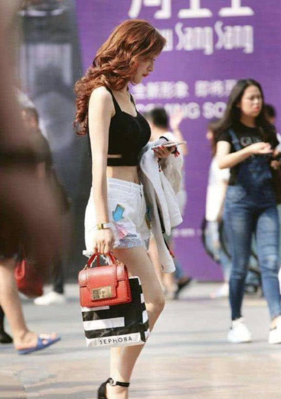 街拍：穿着长裙时尚性感的小姐姐，温柔苗条清爽性感！