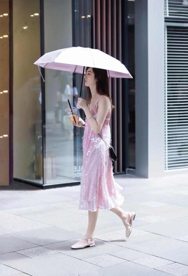  美女|路人街拍，靓女搭配修身的开叉连衣裙，相当具有回头率