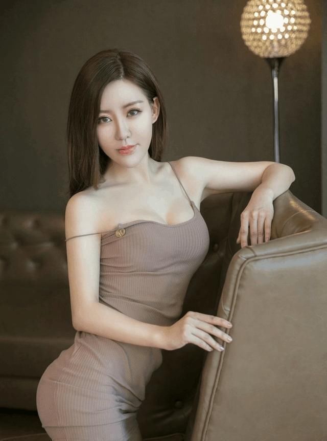 穿唯美吊带连衣裙, 打造娇艳身姿, 搭配一双高跟鞋, 简直美爆了!