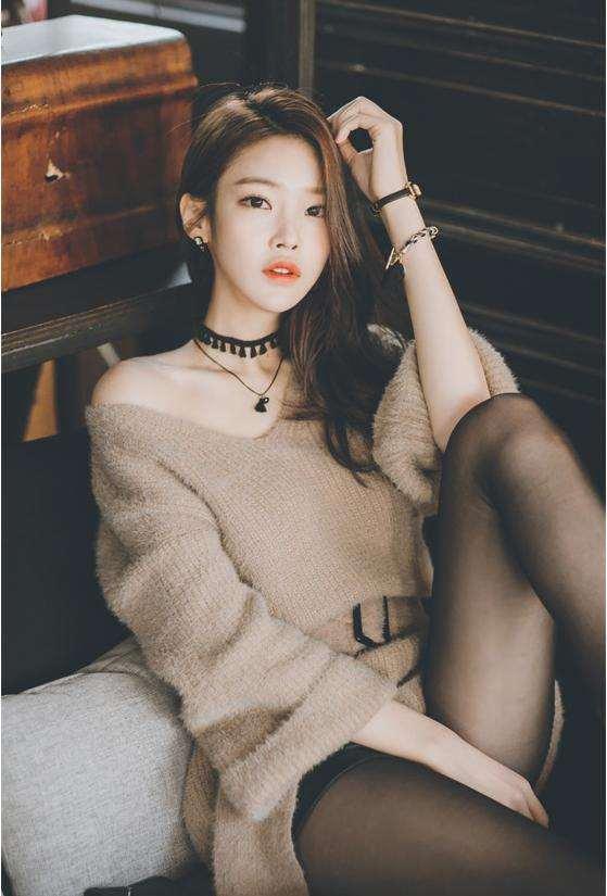 包臀裙配上黑丝袜, 很有时尚韵味, 摇曳迷人魅力