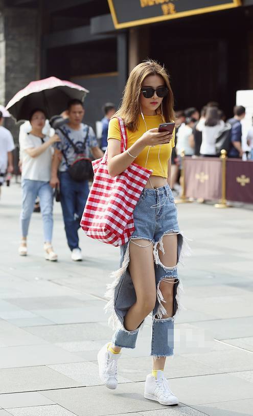 穿“个性”长裤出镜的美女们，绝对是人群中的亮点