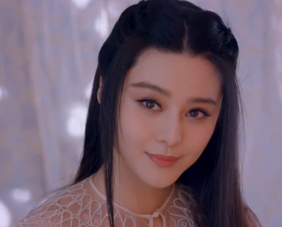 600万豪车怼公交车能上热搜,崔永元怼范冰冰却