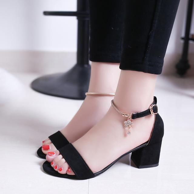 这个夏天你穿高跟凉鞋了吗?清新脱俗,高贵迷人,绝对的吸睛流氓