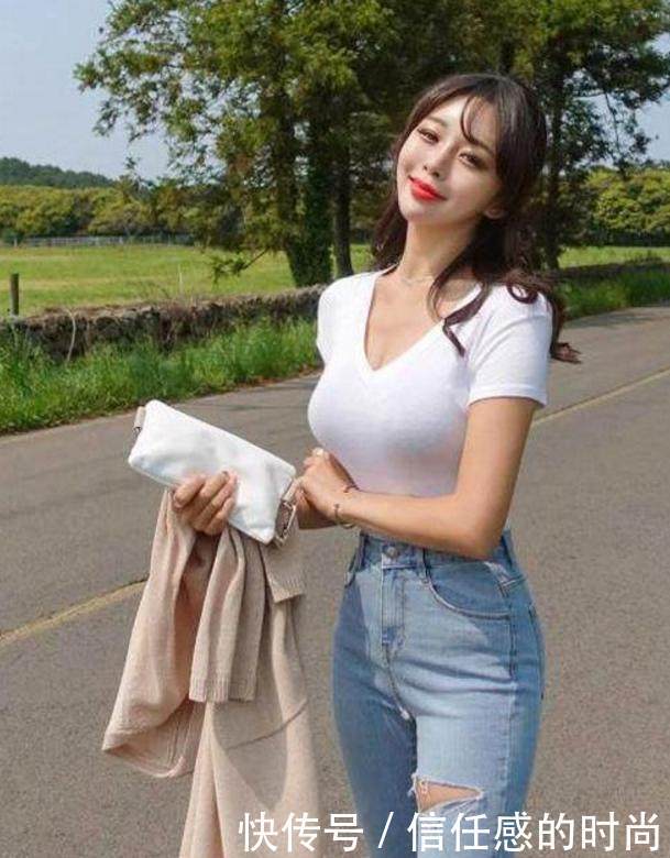 街拍：小姐姐穿搭白色紧身上衣，凸显丰满的上围，美丽优雅