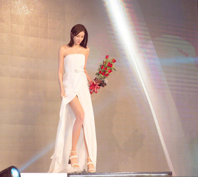 张蓝心这双长腿简直了，一身造型在远处一看，她的身高像有两米