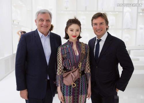 身穿五彩斑斓的连衣裙，景甜尽显凹凸有致的身材