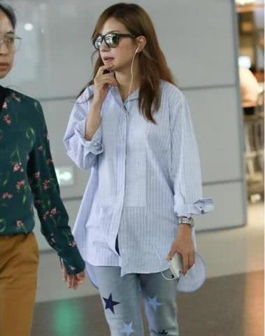 42岁“小燕子”赵薇撞衫35岁蒋欣！网友：这就是富豪与演员的区别