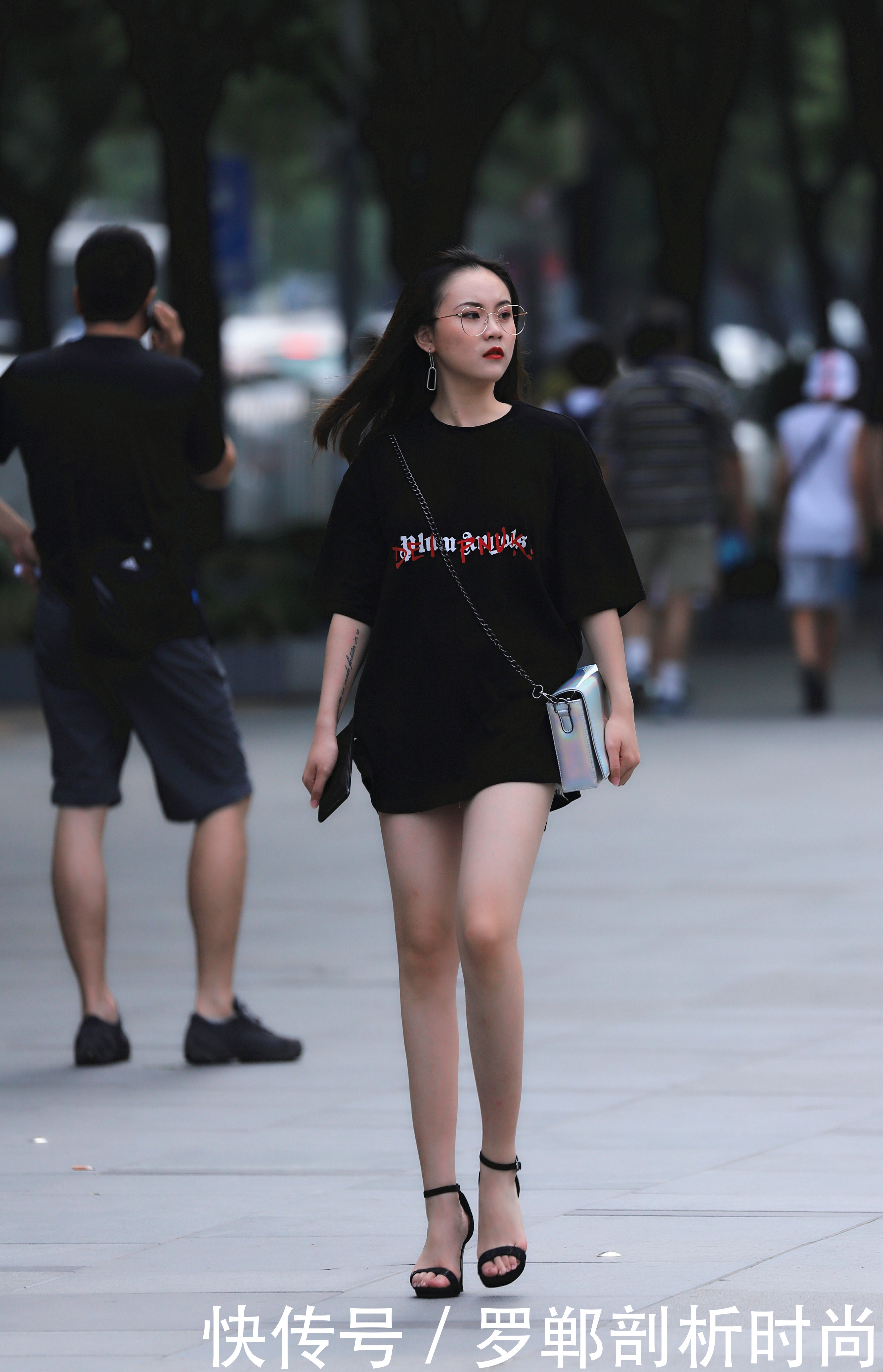 街拍美女:一个有魅的力女人可以是漂亮、高雅、性感、可爱!!