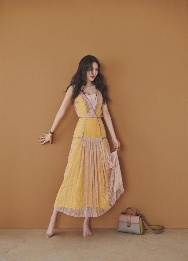 古力娜扎26岁,杨幂32岁,两人同穿黄色露肩裙,差距竟如此尴尬!