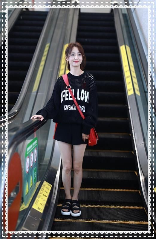 当佟丽娅和唐嫣同穿黑色短裤，网友：终于见到了漫画腿的最高级别