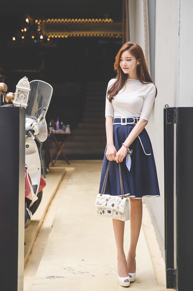 优雅秀丽的气质美女，文艺风短裙清新脱俗，赏心悦目的颜值很撩人