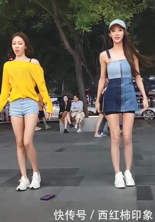 cm:闺蜜穿一样鞋,因下装不同,腿长一个90cm,一个1米8绝了!