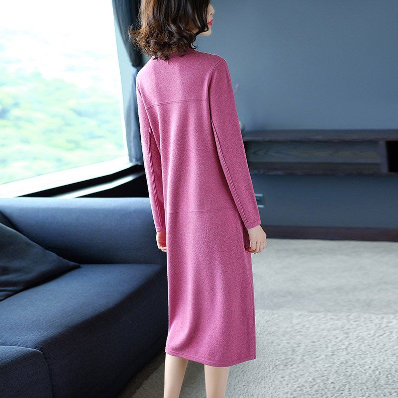 这才适合三四十岁女人的打扮，精致秋裙+短靴，美得猝不及防