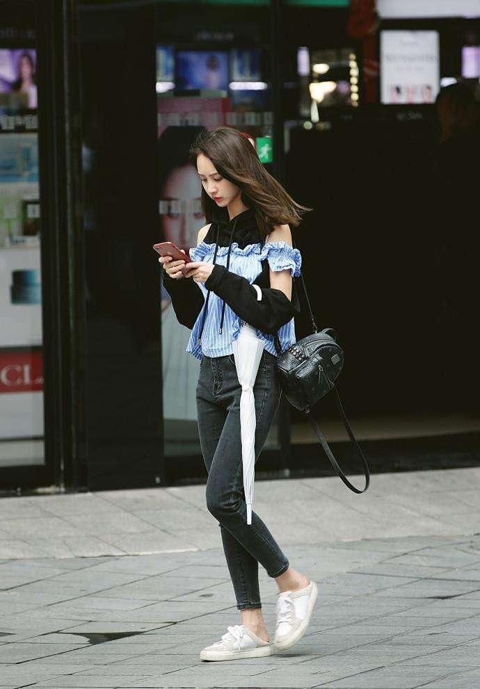 小姐姐第一眼看上去非常的顺眼，身材匀称，面容也很温柔!