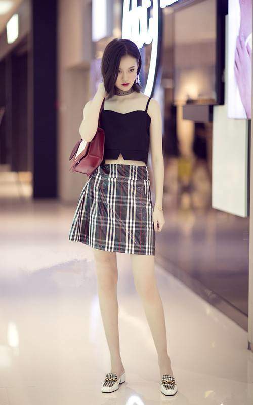 路人街拍，小姐姐一袭粉色长裙，大长腿迷人，举手投足极具风情！