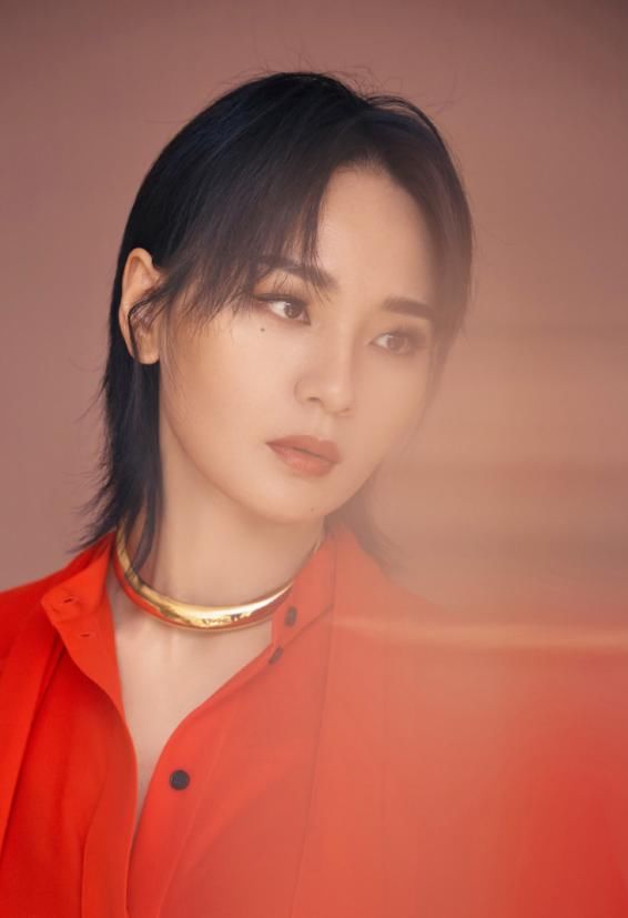  #看上去更加#周笔畅小个子穿搭教科书，一袭红色衬衫配黑色直筒裤，显高又显瘦