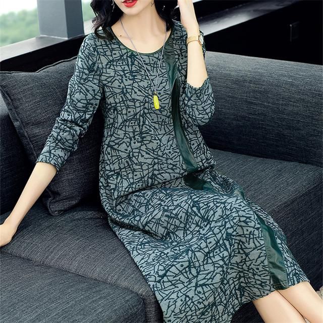 年逾50的妈被街坊邻居夸漂亮，只因穿高级素雅裙，嫩美十岁