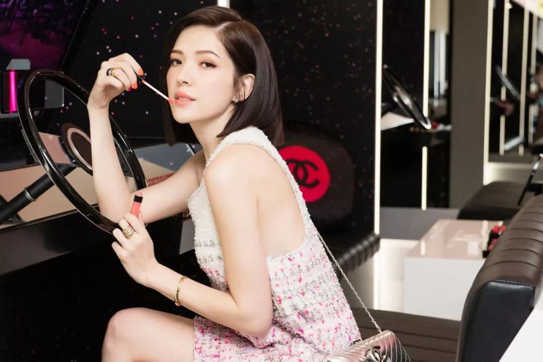 “住不起你的高档房，用得起阿玛尼彩妆”