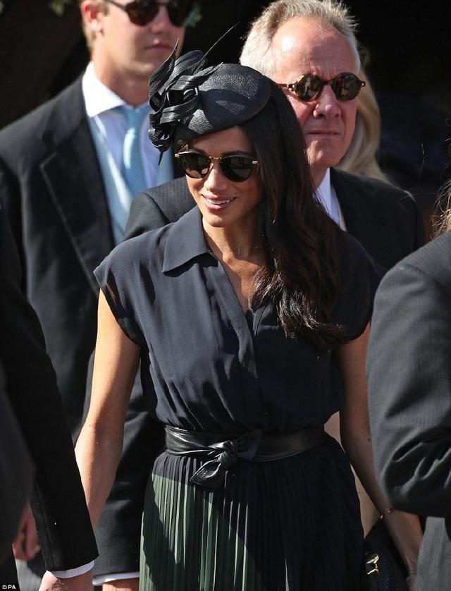 凯特王妃缺席婚礼,梅根抢尽风头唱独角戏,一身黑白装扮尽显时尚