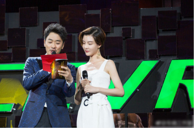 36岁车晓出席活动白色抹胸长裙展优雅气质，网友:太有气质了