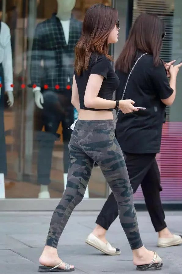 气质小姐姐黑色露脐短袖彰显上围的波涛汹涌,军绿纹紧身裤很有看