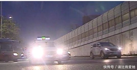  「交警」晚上在高速开车不能用近光灯？交警：驾校没教吗？不会