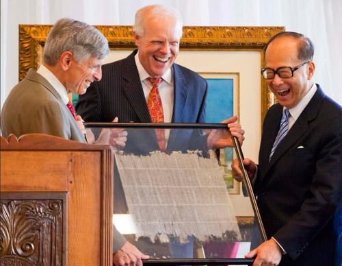 世界顶级隐形首富，坐拥8500亿，资产超贝佐斯为何选择藏富？