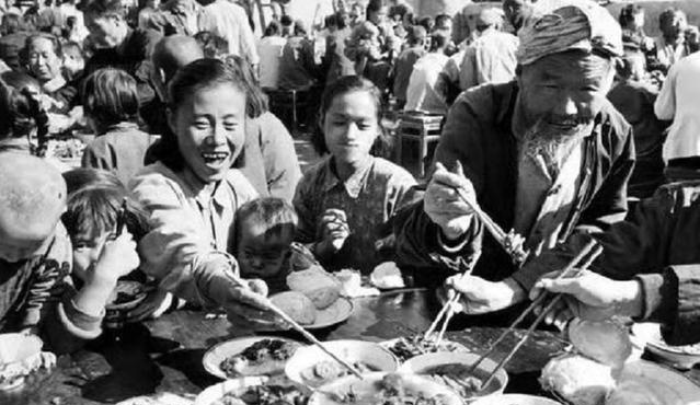 60年前，人民公社“大锅饭”的照片，好不欢乐！