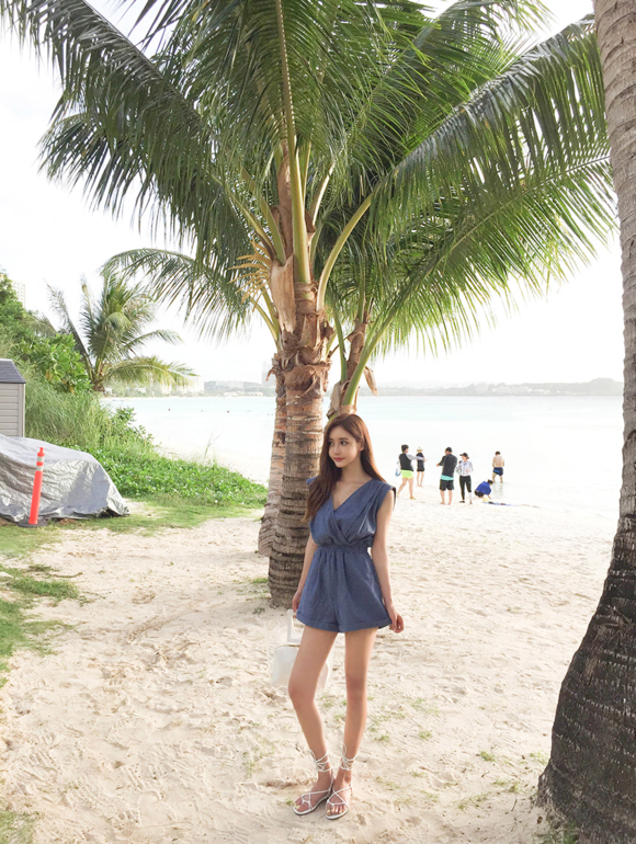 女神孙允珠，玻璃子弹邃蓝粗呢宽松无袖衫