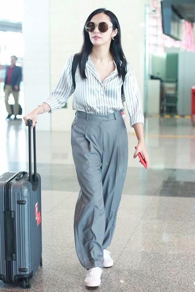 看到姚晨才知道什么叫一条裤子毁所有!这样穿腰比水桶还要粗了!