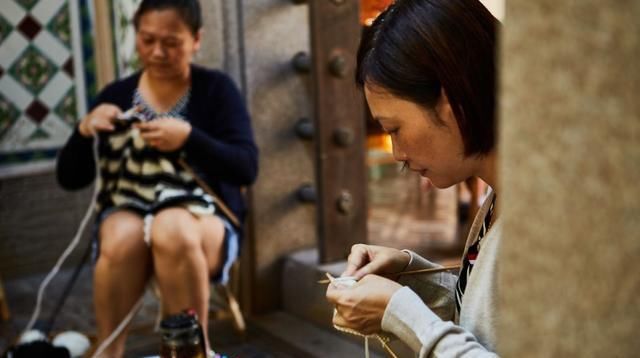  创业|城市领高薪的农村大学生，回乡创业“织毛衣”，直播里突然