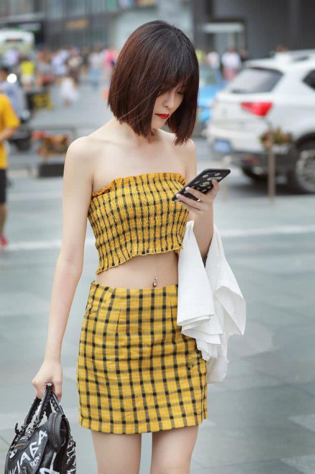 时尚街拍，魅力独特的包臀裙小姐姐，秀出纤细小蛮腰，十分迷人