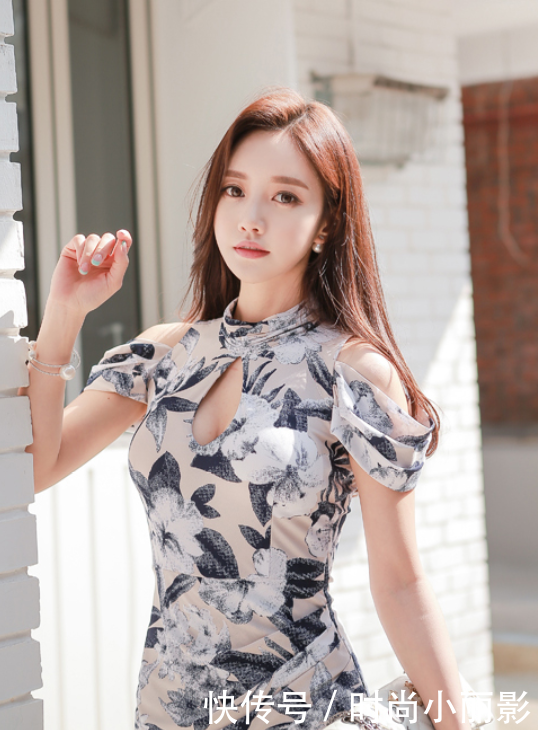 亭亭玉立的紧身裙美女，紧身显有致身材，让人心动不已！