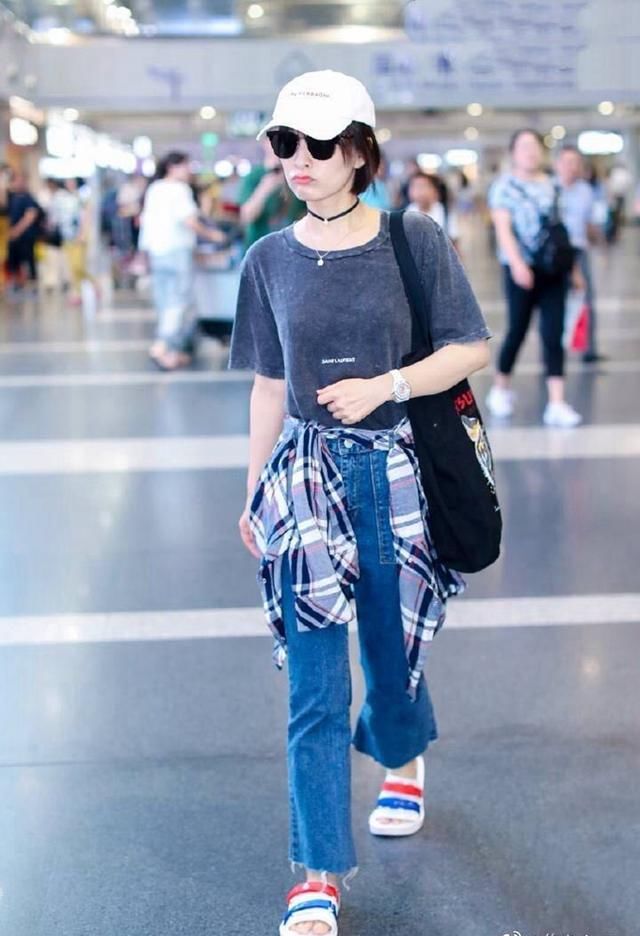 吴昕机场穿拖鞋，谢娜出席活动穿拖鞋，网友:明星的时尚看不懂!