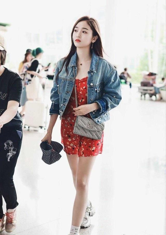  【凹凸】吴宣仪机场造型“火”了，穿一条拼色连衣裙秀美腿，身材凹凸有致