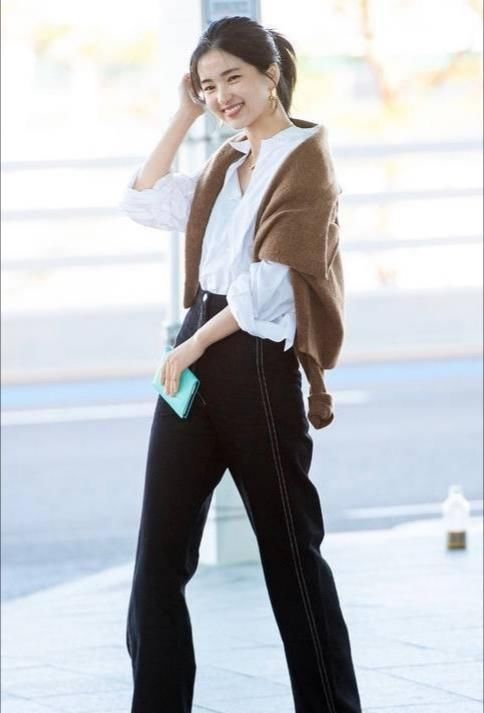  『气质』韩国又一女神火了，金泰梨衬衣配阔腿裤，搭个毛衣气质淡雅出众