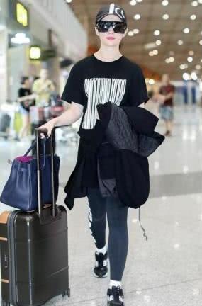 刘亦菲底裤外穿就算了，还在外面套白袜，网友：女神形象瞬间崩塌