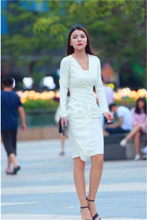  美女|街拍：美女穿白色的修身连衣裙，显得高挑又出众
