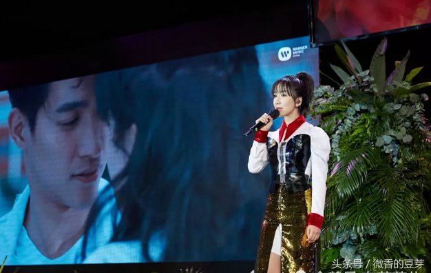 娄艺潇太会玩了，居然把金色裤子剪开来当裙子，网友:我可不敢穿