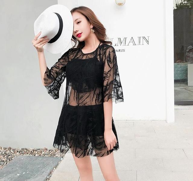 假日里的小姐姐最美丽！美女身穿泳衣展现了自己优美的身材曲线！