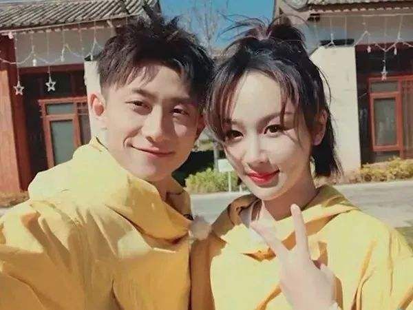 杨紫被提问“整容经历”,三字回应显情商,百万粉丝狠批小方假粉