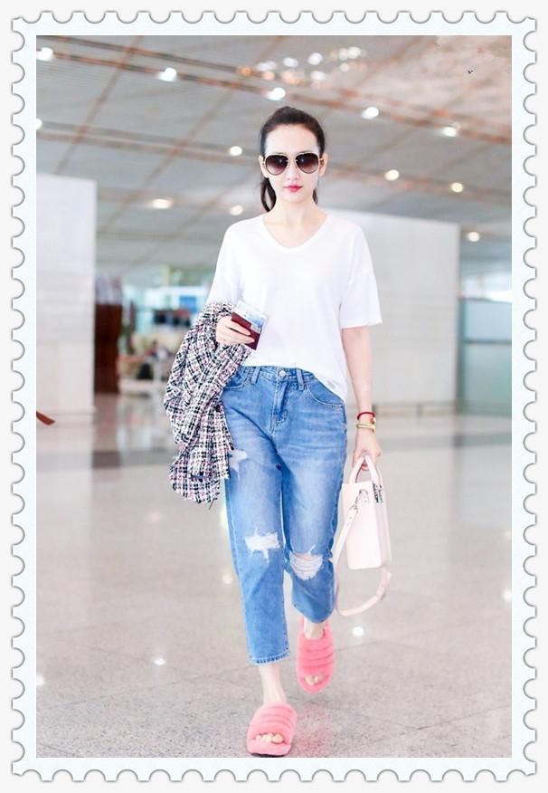 当36岁王鸥和44岁周迅同穿白T配仔裤，才知素颜和美颜差距有多大