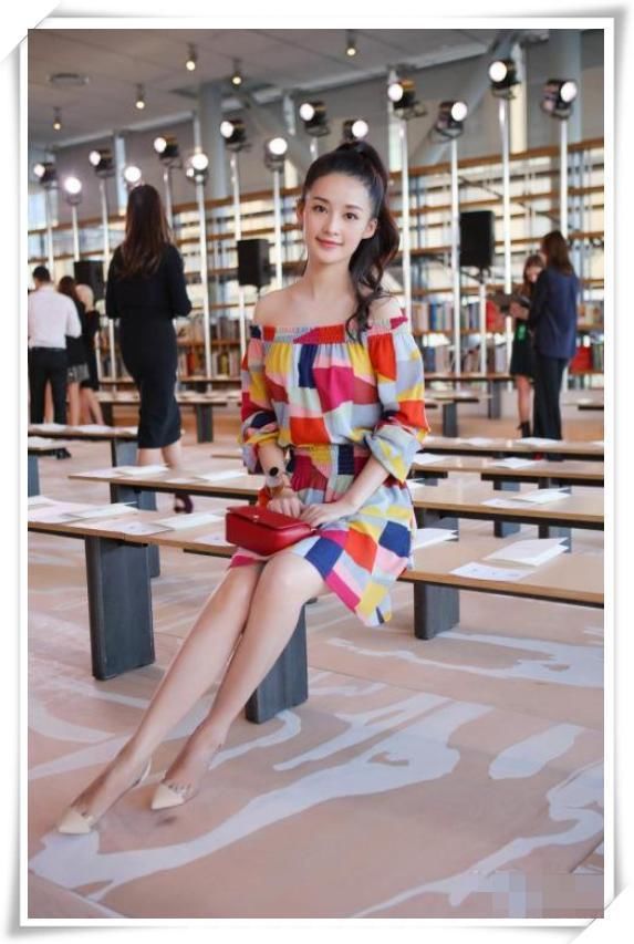 李沁真会“装”，半截短袖+高腰裤，166身高愣是穿出180的大长腿