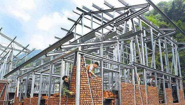  轻钢：在农村建房中，轻钢结构和砖混结构的房子，哪种划算些？